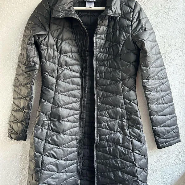 Patagonia Women's Black Puffer Coat - Image 10