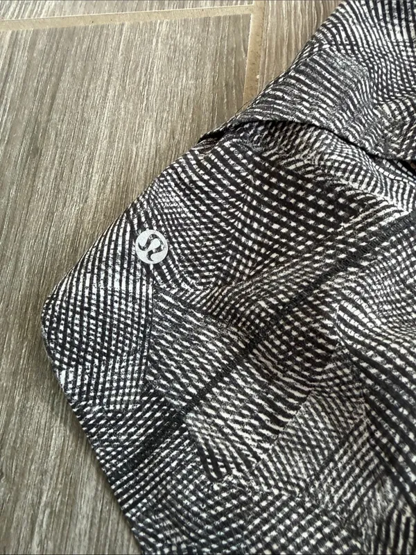 Lululemon High-Waist Black Patterned Women's Speed Shorts size 2 TALL - Image 3
