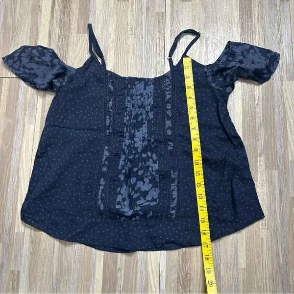 Abercrombie & Fitch Navy Blue Floral Cold Shoulder Boho Top Size XS - Image 4