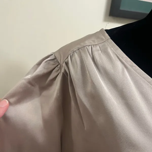 Ann Taylor Factory Women's Champagne Satin V-Neck Blouse Size M. NEW - Image 4