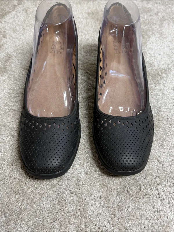 Naturalizer Women’s Brina Laser-Cut Wedges Pump Shoes in Black 9M - Image 2