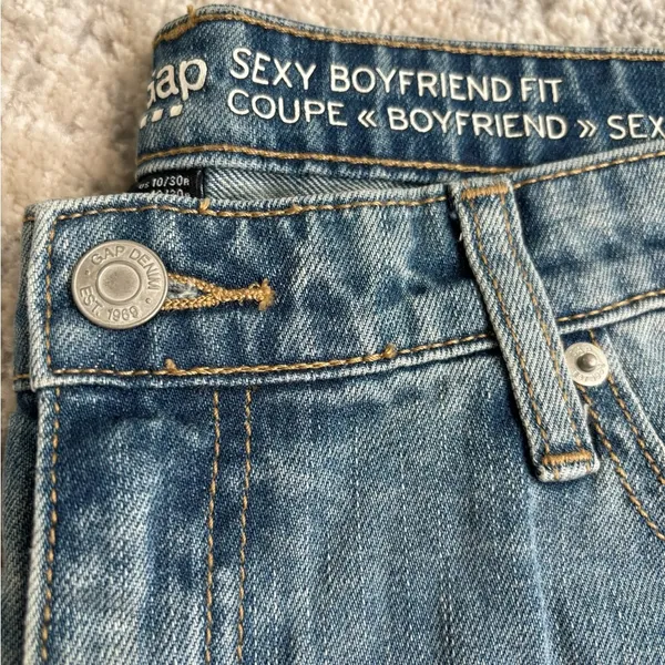 Gap NWT- Woman’s Boyfriend Fit Size 10/30R - Image 3