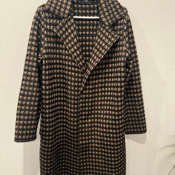 Tahari Black and Tan Houndstooth Trench Coat Size L - Image 2