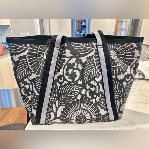 Lululemon Athletica Black and Grey Gym or Beach Tote - Image 2