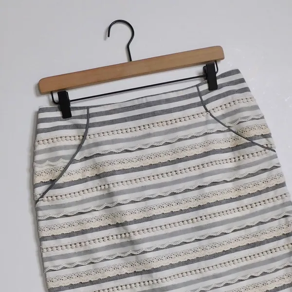 Anthropologie TABITHA Sailing Lace Pencil Skirt Striped Crochet Lace Scallops 6 - Image 4