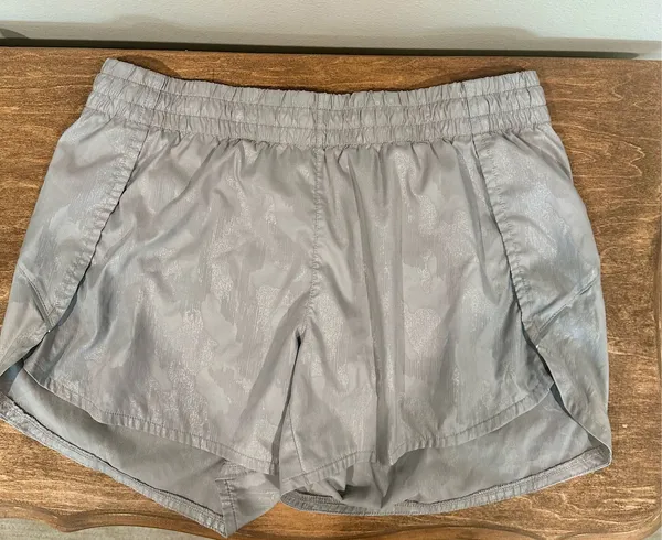 Athleta Gray Floral Dolphin Hem Running Shorts Women’s Large - Image 2