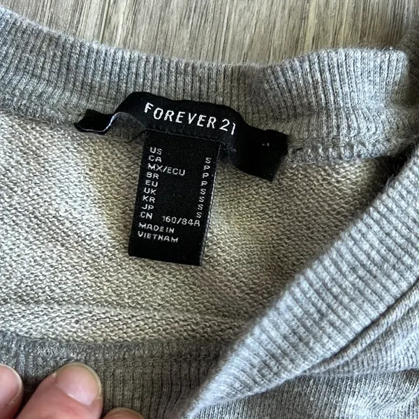 Forever 21 Gray Crop Top Crewneck Long Sleeve Size S - Image 3