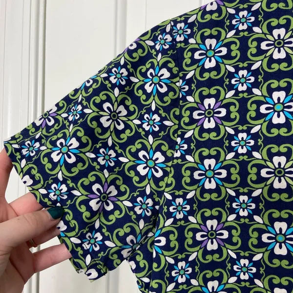 EUC SB Scrubs women’s green navy floral print v-neck‎ tie back pocket scrub top - Image 2