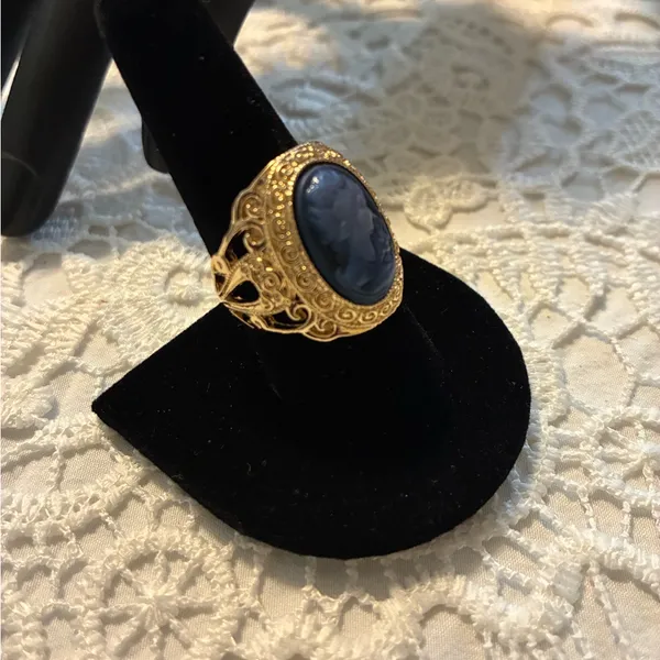 Elegant Gold and Blue Cameo Ring size 9.5 - Image 2