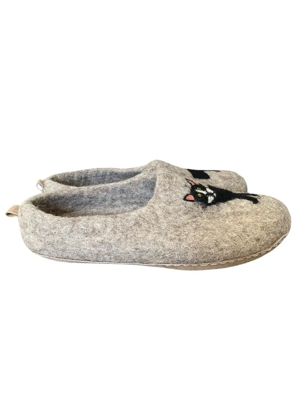 Haussimple Wool Handmade Tan Boiled Wool Felt Slippers Black Cat size 9 - Image 4