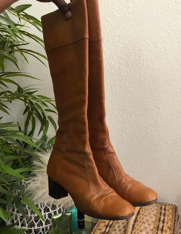 Vintage 90s Golden Brown Tan leather knee-high riding boho equestrian boots kitten heels hippie indie - Image 2