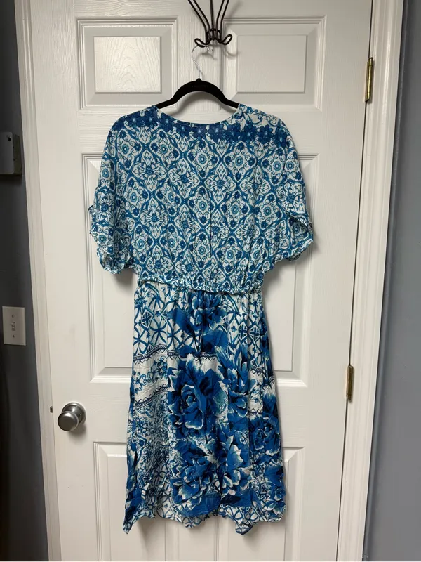 entro Blue and White Floral Tile Print Dress - Image 4