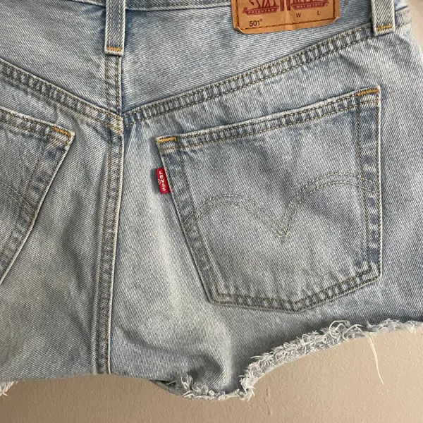 Levi's 501 Light Wash High Rise Denim Shorts Raw Hem Size 25 - Image 8