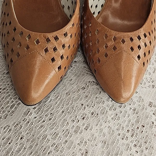 Caressa Spain leather tan eyelet closed point toe tan heels sz 6.5 - Image 3