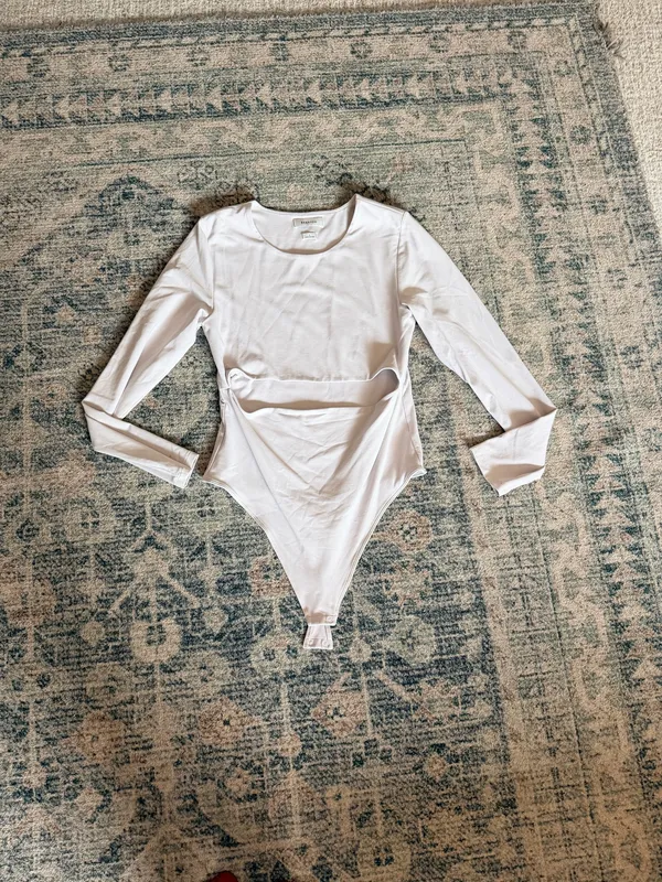 Aritzia Babaton Segovia iced lavender cut out long sleeve contour fit bodysuit L - Image 2