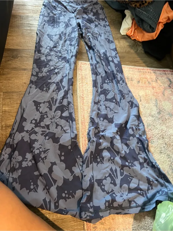 Aerie blue floral flared leggings - Image 3