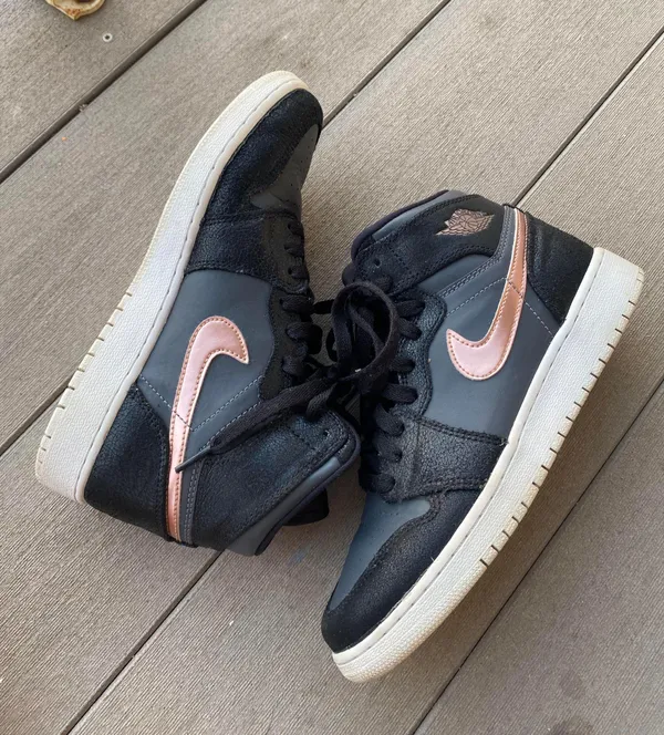 Air Jordan 1 Mid - Image 2