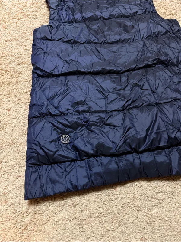 Lululemon reversible fluffy vest. Size 6 - Image 4