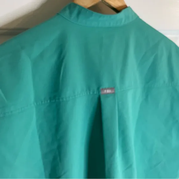 Figs Technical collection Women's Scrub Top with Pockets Size Small surgical green - Image 6