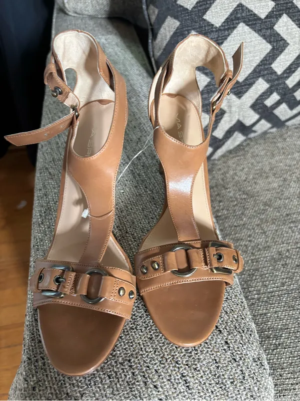 Via Spiga Tan Leather T-Strap Sandals with Buckle Accent - Image 4