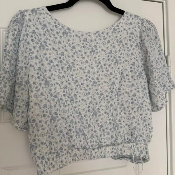 Abercrombie Women's floral print twist crop blouse - Image 3