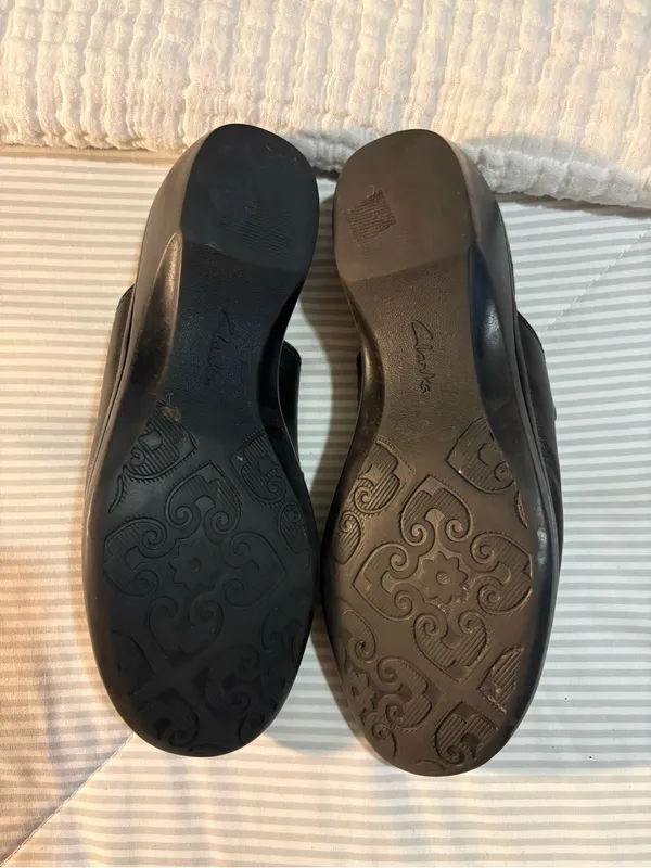 Clarks Black Leather Slip-On Clogs size 8M - Image 6