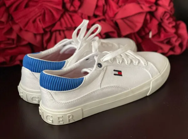 Tommy Hilfiger women’s brand new finice lace up sneaker size 8 avail - Image 9