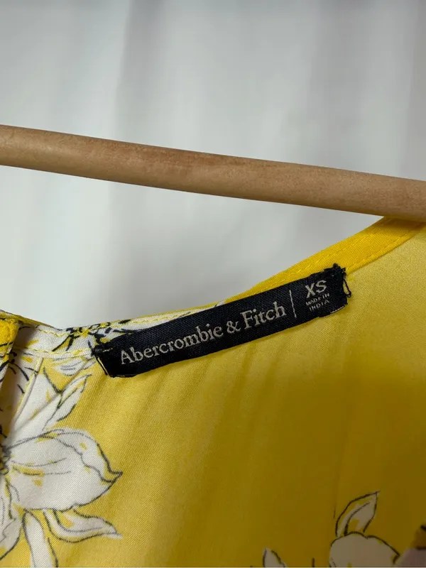 Abercrombie‎ & Fitch Yellow Floral Short-Sleeve Top Button Accent Size XS - Image 4