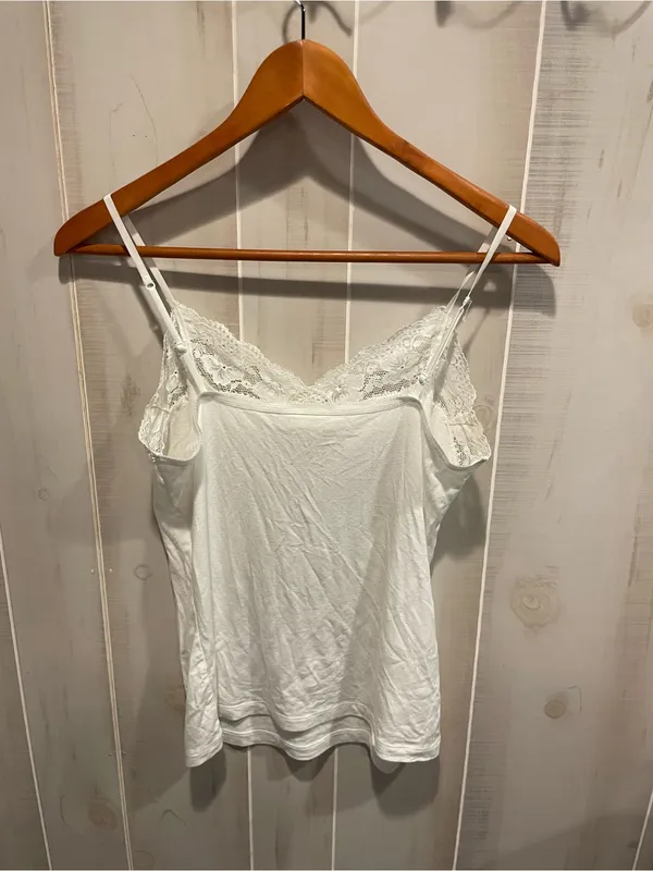 Cute soft Ann Taylor stretchy lace trim Y2K vanilla cami classic coquette - Image 4