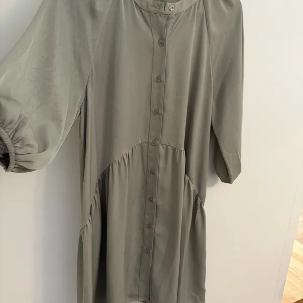 Gilli Sage Green Button Front Dress Womens Small Balloon Sleeve Tiered - Image 6