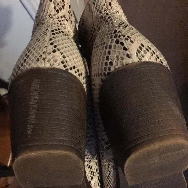 True Craft Sexy Snakeskin 2” Heel Booties Size 8M - Image 9