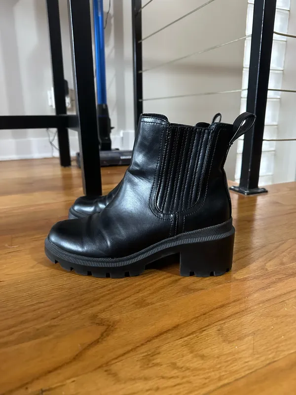Universal Threads black leather chelsea boots with chunky platform 🖤 - Image 4