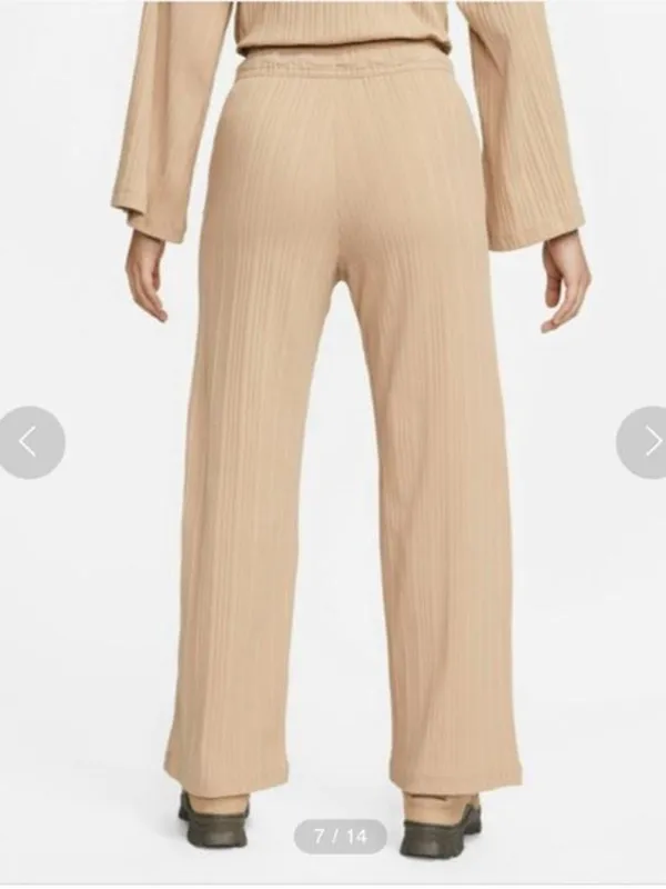 Nike beige tan ribbed wide leg high rise sweatpants in XS #loungewear #utility #basics - Image 4
