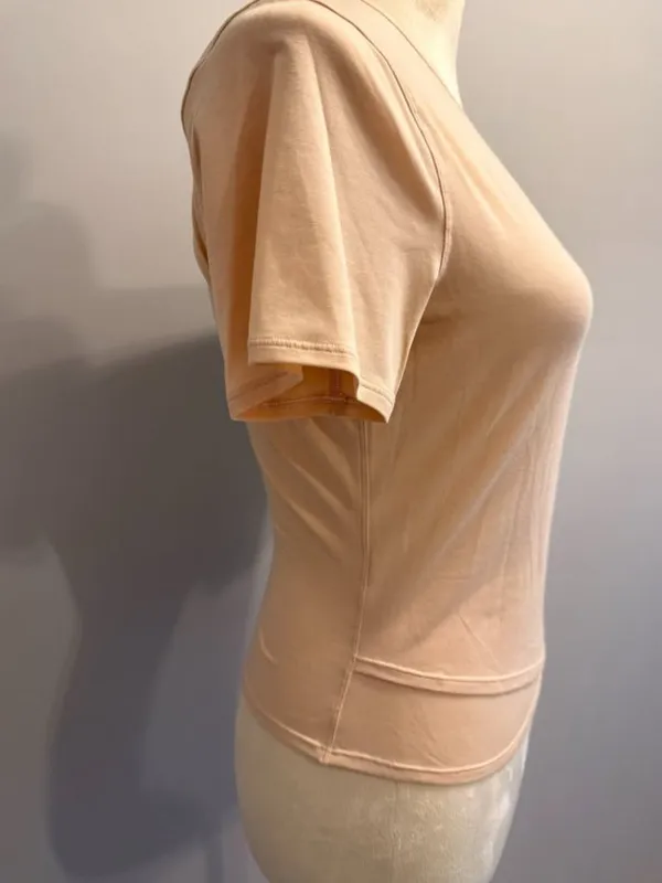 NEW Lululemon women's size 6 cream short sleeve top - Image 5
