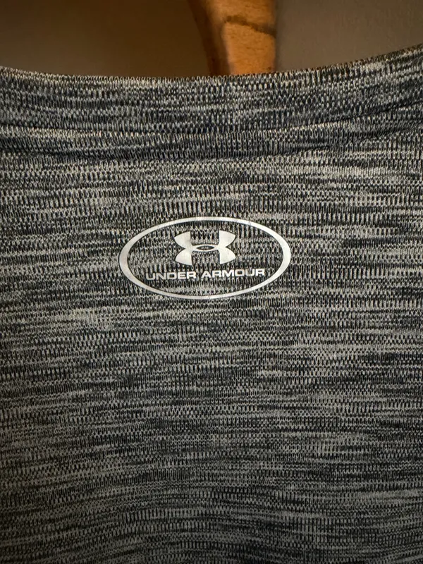 Under Armour Women’s HeatGear Medium Dark Heather Gray V-Neck Athletic Too - Image 5