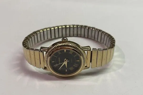 Working - Woman’s Signed McGregor LMG 515 Gold Tone Stretchy Stretch Wrist Watch - Image 10