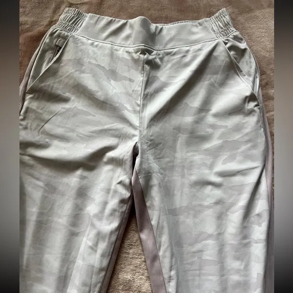 ATHLETA Women’s‎ 6 Brooklyn Lined Camo Purple Joggers Camouflage - Image 4