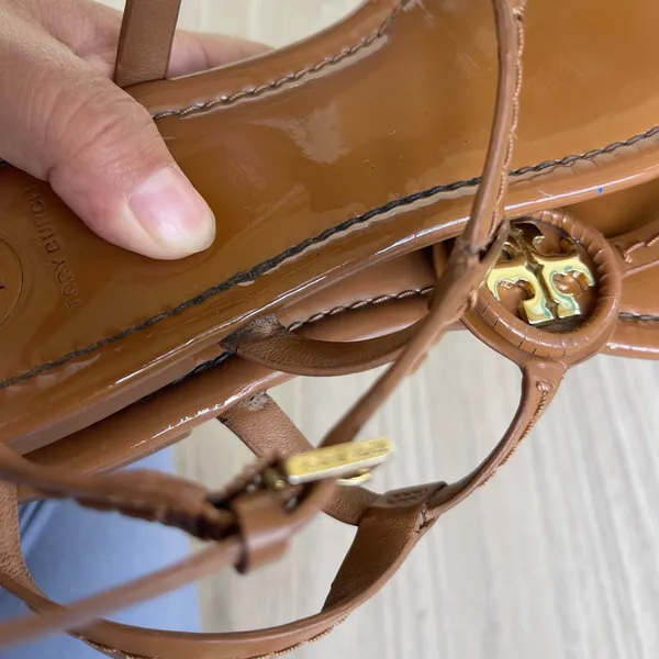 Tory Burch Tan Leather Sandals with Gold Emblem - Image 9