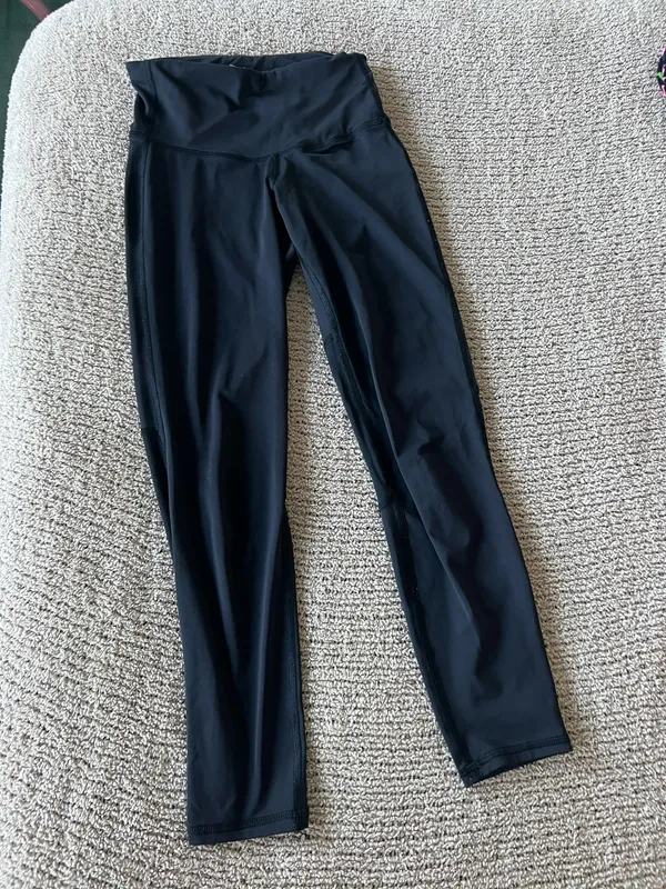 Old Navy black leggings with pockets and reflective stripes. Size: XS #activewear #leggings #fitness - Image 2