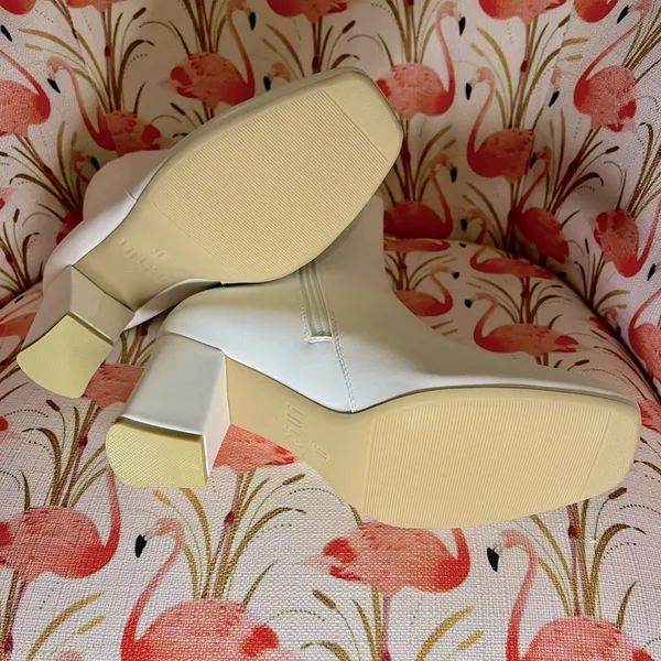 Cute white ankle boots sz 7 never been worn in original box. - Image 2
