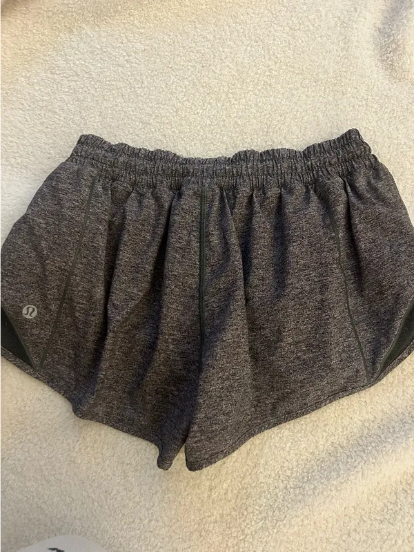 Lululemon Hotty Hot 2.5" Shorts - Image 4