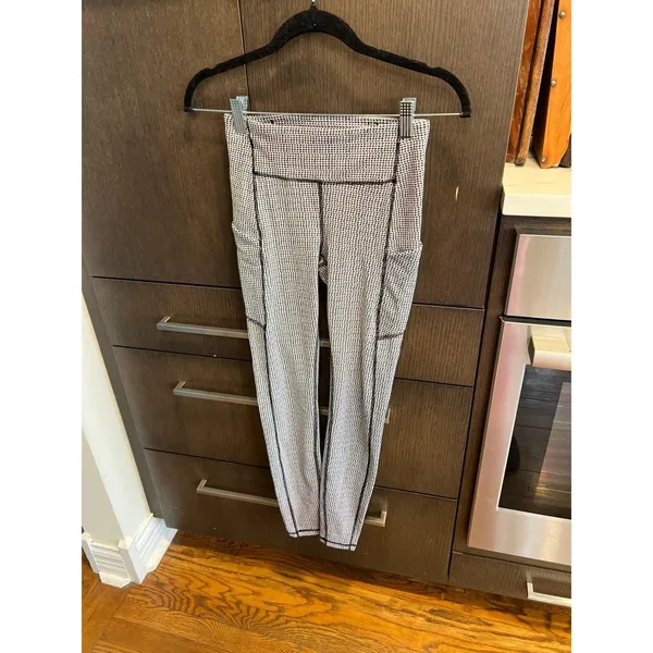 Lululemon Speed Up‎ Tights in the Teeny Tooth White Black pattern Womens 4 - Image 2