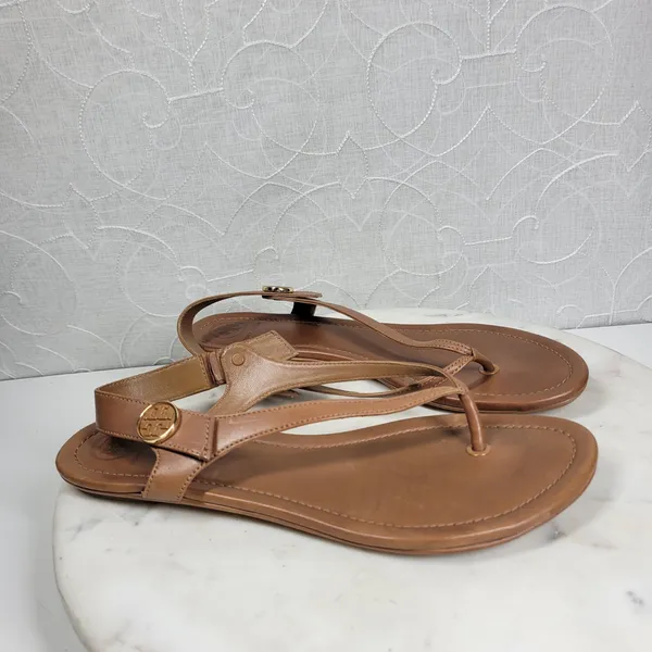 Tory Burch Minnie Leather Thong Sandals 9.5 Tan Gold Logo Medallion Flats Summer - Image 4