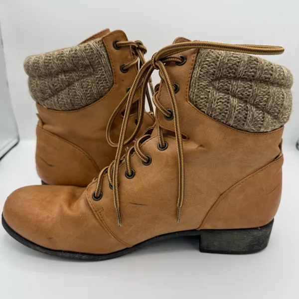 Tan lace up ankle boots with a boho vibe. Size 9.5 - Image 4