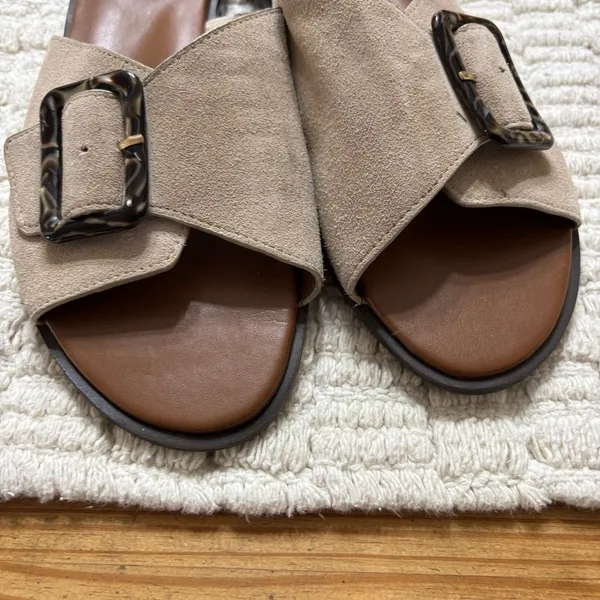 Naturalizer Forrest Slide Sandal Womens 10 Porcelain Beige Suede Tortoise Buckle - Image 2