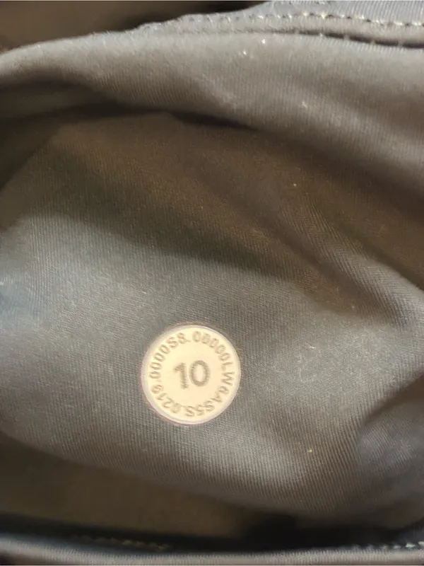 Lululemon size 10 with pockets 18-20 in leggings - Image 2