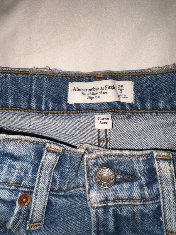 Abercrombie and Fitch the 4” Mom Short High Rise Curve Love 25/0 - Image 3