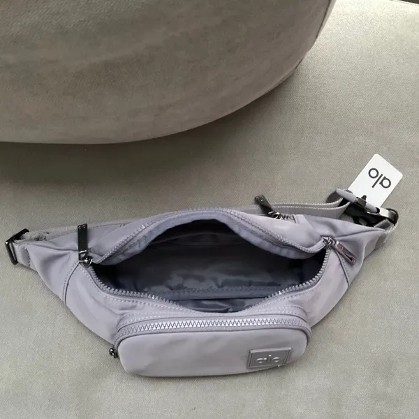 Alo Yoga Explorer Fanny Pack Fog - Image 5