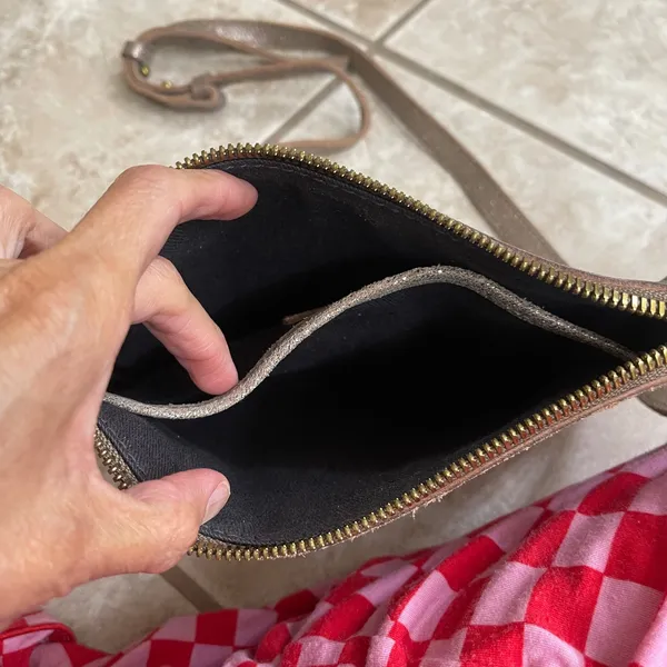 Madewell EUC Metallic Rose Gold Leather Crossbody Bag Zip Top Small Purse Bronze - Image 5