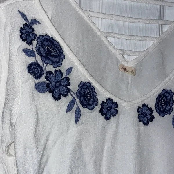 Women’s Hollister peasant top - Image 2